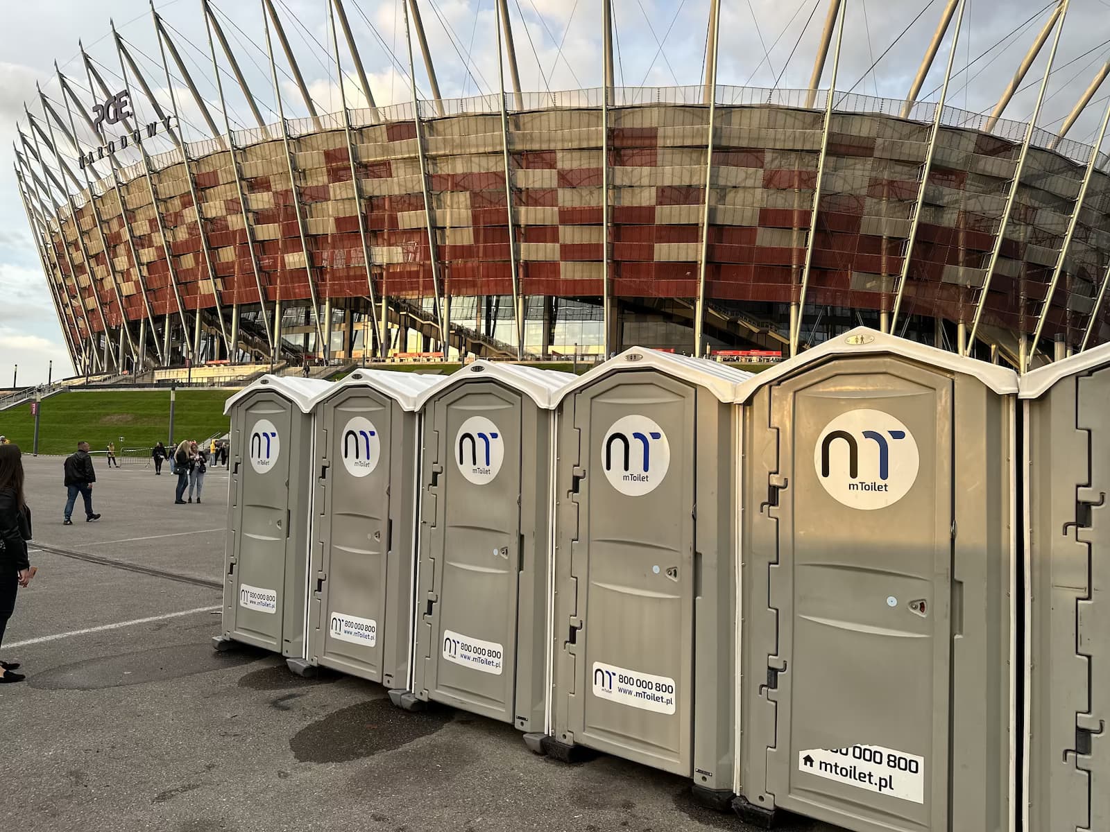 mToilet portatīvās tualetes pie Nacionālā stadiona