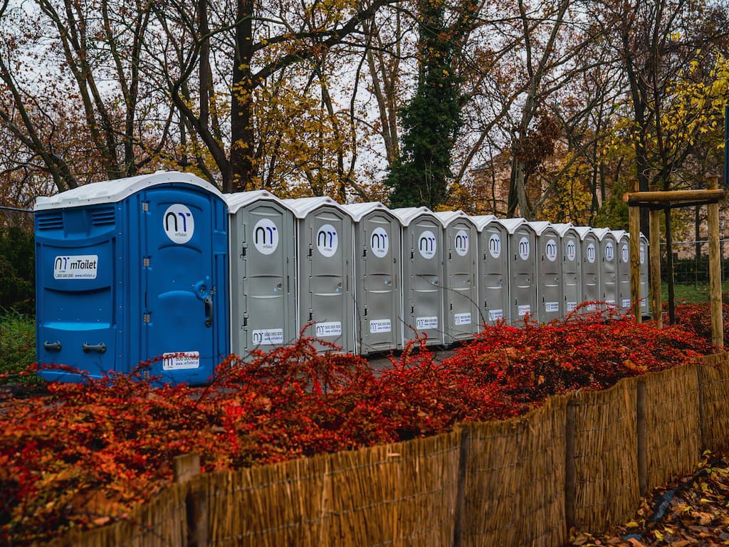 Portatīvo tualešu rinda parkā